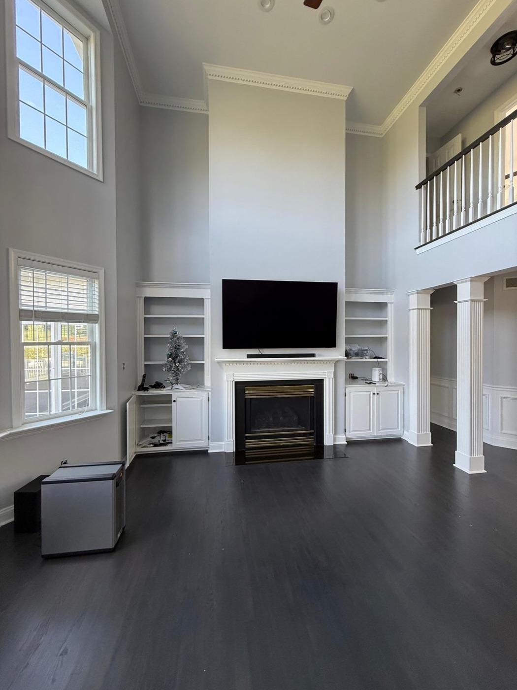 Casa Lago. — Fireplace
